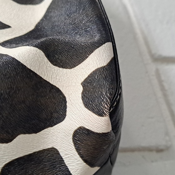 Mondo Giraffe Print Shoulder Bag. - Picture 7 of 13